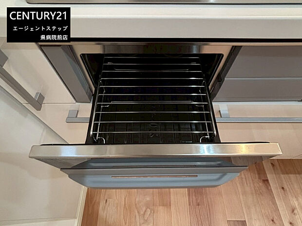 【グリル】キッチンに組み込まれたグリルがあり日々の調理がスムーズに行えます。清潔感のあるデザインでお手入れも簡単です。シンプルながら使いやすい設備が整っています。収納スペースも豊富に確保されています。