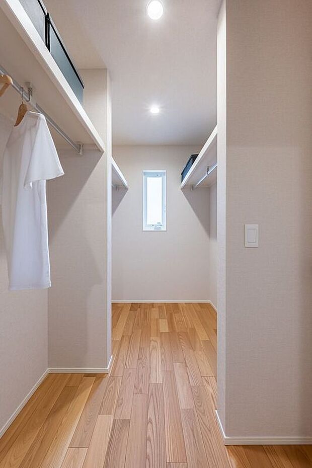 【収納】■ファミリークロークファミリークロークは、主寝室と廊下どちらからもアクセス可能です。効率的に衣類を保管しながらも、ご家族それぞれのプライバシーを守れます。