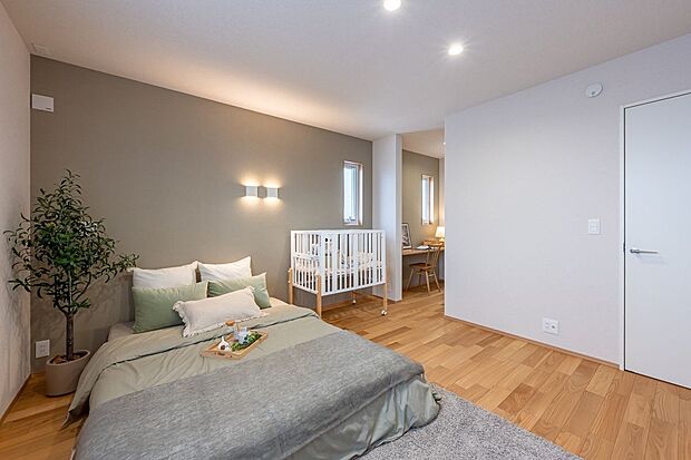 【寝室】■主寝室　約9.1帖の主寝室（ワークスペース1.1帖含む）です。ベージュのアクセントクロス、間接照明があります。