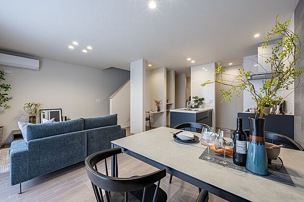 【リビング】■リビング　LDKの一角には、家族みんなで使えるワークスペースを設置。お互いの気配を感じながら、お子様は宿題に集中でき、テレワークや趣味のスペースとしてもご活用いただけます。