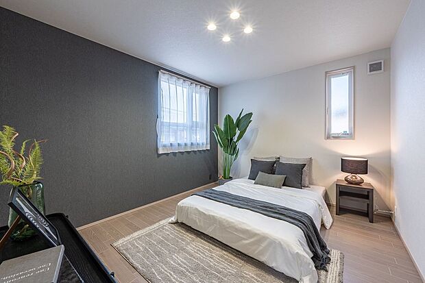 【寝室】■主寝室　落ち着いた色合いのアクセントクロスが、シックな雰囲気を演出する主寝室は約8.3帖あります。