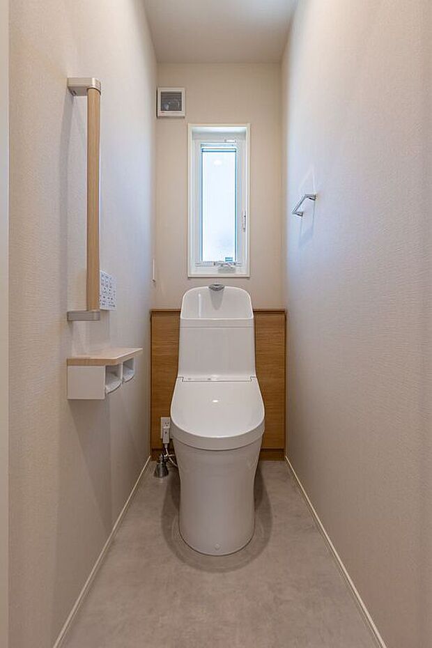 【トイレ】■3号地2階のトイレは窓があり、白を基調とした明るく清潔感のある空間です。温水洗浄便座と手すりを備え、家族みんなが安心して使える使い勝手の良い設備が整っています。