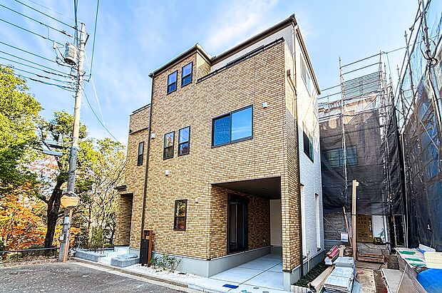 【現地外観写真】1号棟(3LDK+ウォークインクローゼット+パントリー+インナーガレージ+リネンスペース+ツインバルコニー)