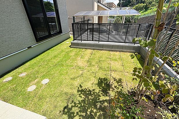 【庭】庭は戸建て住宅の大きな魅力。とっておきのアイテムを庭先に持ち出して、外ランチや家キャンプなど、楽しみ方が自在に広がります。