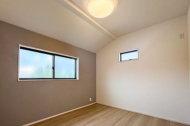 【リビング以外の居室】多目的に使える自由な空間。子供部屋から書斎、趣味の部屋まで、ライフスタイルに合わせて変化する洋室。(2号棟)