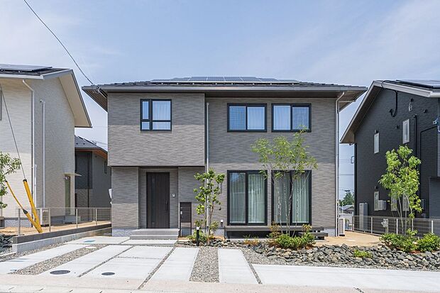 20号地は、グレーの壁をベースに落ち着いた印象の外観に仕上げました。駐車は最大3台可能です。（車種による）