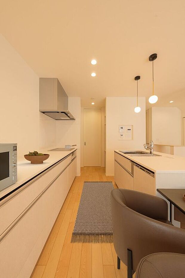 【キッチン】キッチン奥にはキッチンクロークを備えています。小さな冷凍庫や食品を収納することができます。また2面キッチンのためキッチン収納も充実しています。※CG合成にて家具を設置しております。