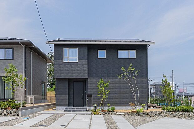 【外観】21号地はダークトーンでシックな印象の外観に仕上げました。このシンプルさが、住まう人に安心感をもたらしてくれます。