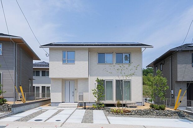 【外観】白で統一された清潔感があり爽やかな印象が魅力的な外観です。駐車は最大3台可能です。（車種による）