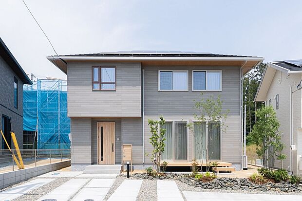 【外観】太陽光発電システムを備えています。リビングから見える外構部分には植栽を備えており、日々の生活の中で季節の移ろいを感じていただけます。敷地内には屋外水栓を設置しているため水やりもスムーズです。