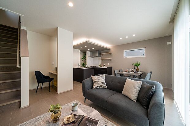 【リビング】■リビング　約16.8帖のリビングは床暖房を搭載。足元からじんわりと温めてくれて、冬場でも快適です。ホコリが舞いにくく空気も乾燥しにくいのがメリットです。