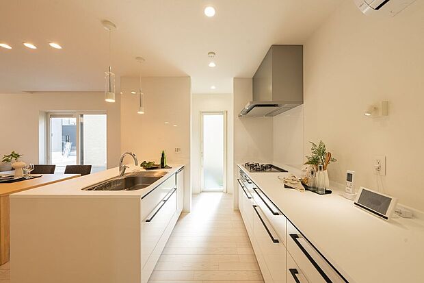 【キッチン】■5号地キッチンキッチンの奥にはキッチンクロークを完備。食料品やキッチン用品を効率的に収納し、キッチンスペースを整理整頓することで使いやすく保つことができます。