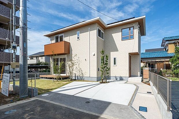 【外観】■1号地現地外観いつまでも飽きのこない、愛着を感じる家となるよう、均整の取れたシルエットと、自然な色合いのデザインを施しています。2台駐車可能です(車種による)