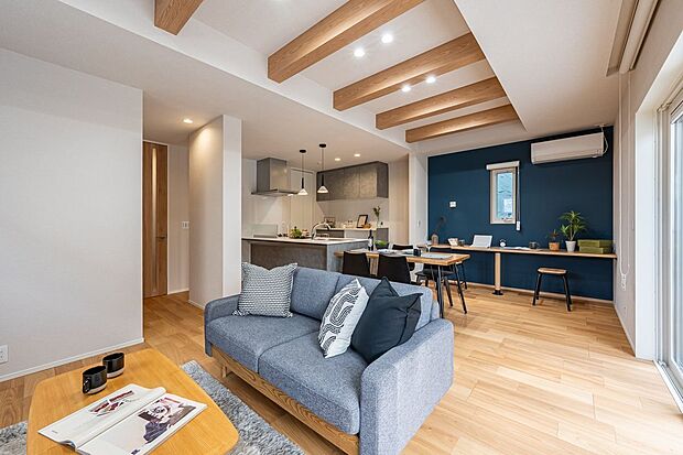 【リビング】■1号地リビング　リビング・ダイニング・キッチンがひと続きの間取りで、家族のつながりを感じやすい設計。生活動線もスムーズで毎日の暮らしが快適です。