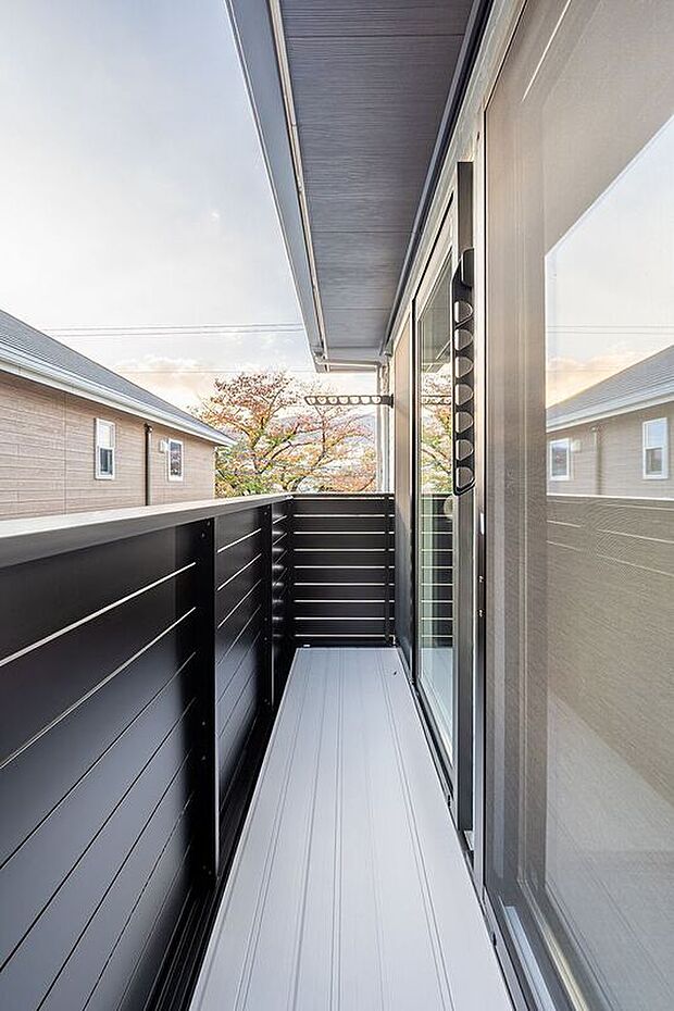 【バルコニー】■3号地バルコニー　南西向きバルコニーは、主寝室と洋室の2部屋から出入り可能。洗濯金物を備え、洗濯物を干すほか、植物の栽培や屋外作業など、多用途に活用できます。