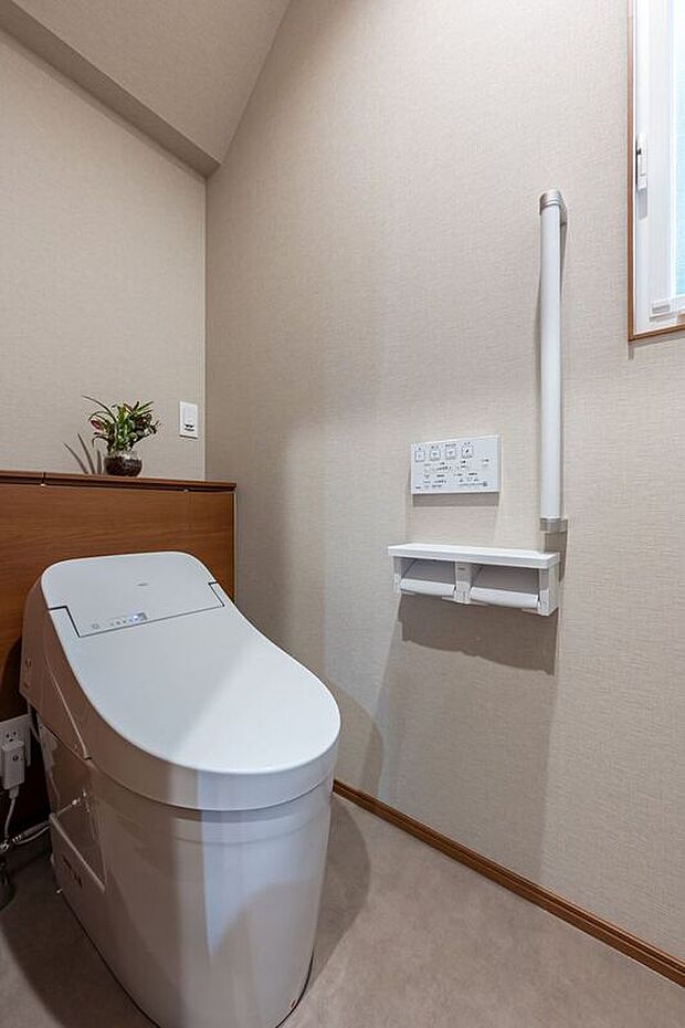 【トイレ】■２号地トイレ　タンクレストイレは独立手洗い場と窓を備え、換気や採光が取りやすく、掃除も簡単で衛生的。家族みんなが使いやすく清潔に保てます。