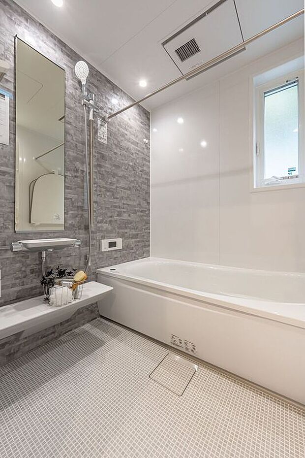 【バス】■1号地バス　スタイリッシュなダークグレーのアクセントパネルが印象的な浴室。窓と浴室乾燥機を備え、自然換気で湿気やカビを抑えながら、洗濯物の室内干しにも活用できます。