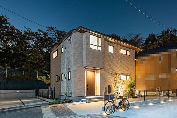 【外観】■3号地外観　グレーのレンガ調を基調とした外観。整ったフォルムが洗練された印象を与え、落ち着きと上品さを兼ね備えたモダンな住まいです。