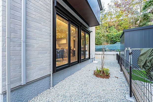 【庭】■3号地庭　南西向きの庭はLDKに隣接し、屋外水栓も完備。屋内からすぐに出入りでき、植物の水やりや外遊びなど日常の様々なシーンで活用できます。