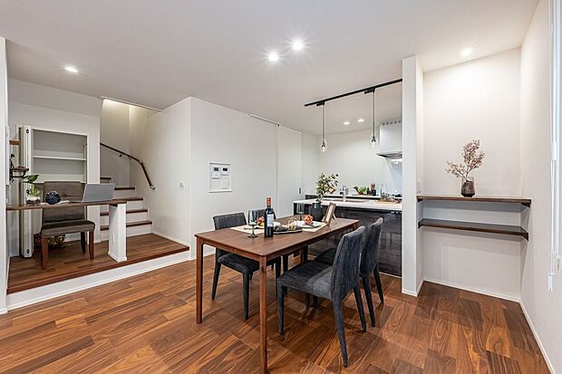 ■リビング キッチン前にダイニングテーブルを配置でき、調理と配膳の移動が最小限に。近くにコントロールクロークを備えているため、書類や日用品をまとめて管理しやすく、生活動線が整うレイアウトです。