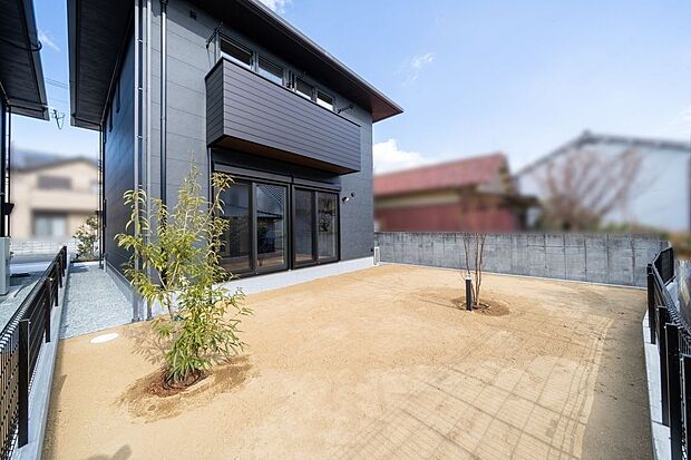 【庭】■3号地庭　南西向きの庭はLDKに隣接し、室内と屋外がゆるやかにつながる、開放感と心地よさを感じられる空間です。敷地内には植物の水やりや外遊びなどに活用できる屋外水栓も備えています。