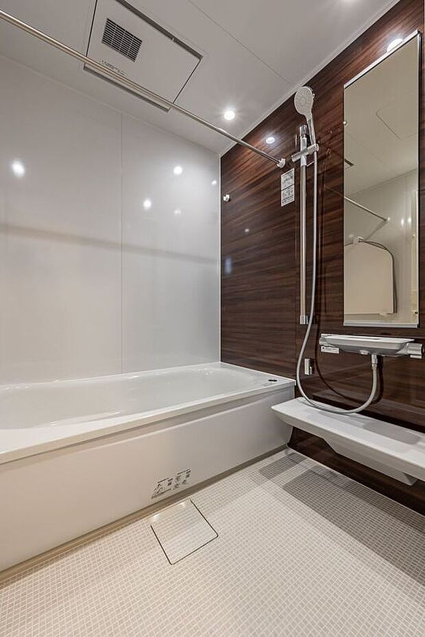 【バス】■2号地バス 茶色のアクセントクロスが印象的な浴室。浴室乾燥機能を備え、雨の日でも洗濯物を乾かせるほか、カビの抑制や湿気対策にも役立つ空間です。