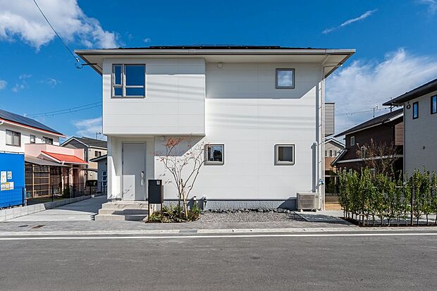 【外観】■8号地外観　外壁はセルフクリーニング機能と継ぎ目が目立ちにくいシーリングレス仕様を採用。汚れが付きにくく、美しさを長く保ちやすい設計で、日々のメンテナンスも手軽です。