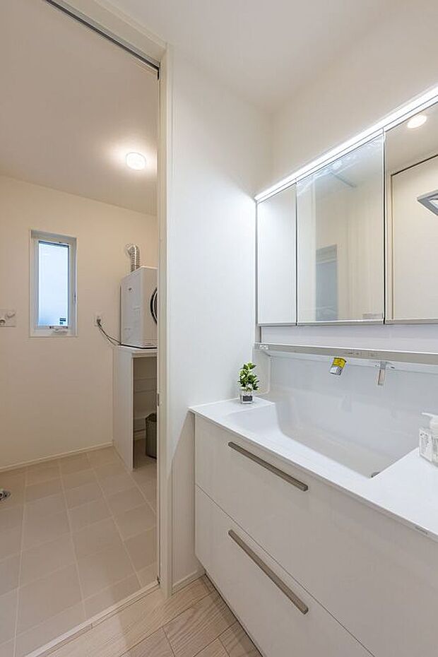 【洗面】■8号地洗面所　LDKから直接アクセスできる洗面所は仕切りがなく家事動線がスムーズ。洗濯基地が独立し、生活感を抑えつつ身支度や家事を同時に進めやすい配置です。