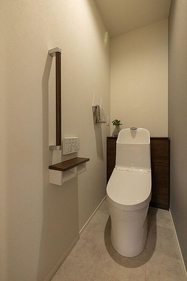 【トイレ】■A号地トイレ2階グレーのアクセントクロスが印象的な2階のトイレには小窓があり、換気もしっかりとできます。手すりもあるため、立ち上がるときも安心です。