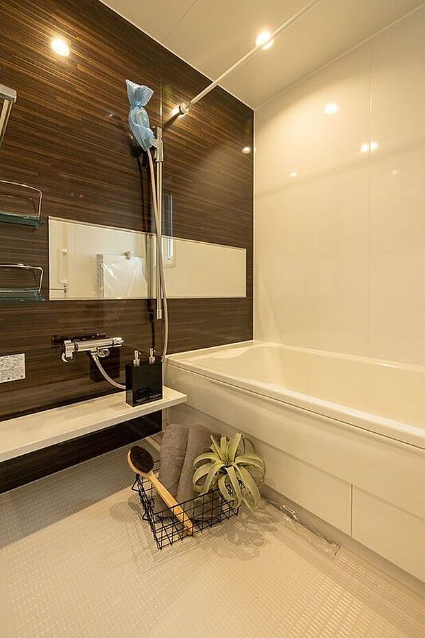 ■D号地浴室モノトーンで統一された浴室は清潔感とスタイリッシュさを兼ね備えた空間となっています。ワイドミラーは空間に奥行きをもたらし、広々とした印象を与えてくれます。