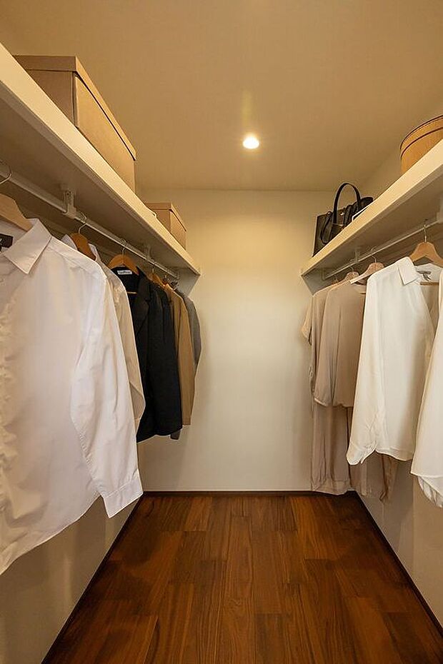 【収納】■D号地パーソナルクローク主寝室にあるパーソナルクロークです。ご家族の荷物や衣類を一括管理できるので、朝の支度や衣替えがスムーズになります。中で着替えることができる広々設計です。
