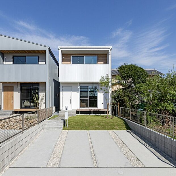 縦ラインがスタイリッシュなガルバリウムの外壁と、左官仕上の塗り壁を採用。質感がよいのはもちろん、メンテナンス性に優れた素材です【B棟】ホワイト