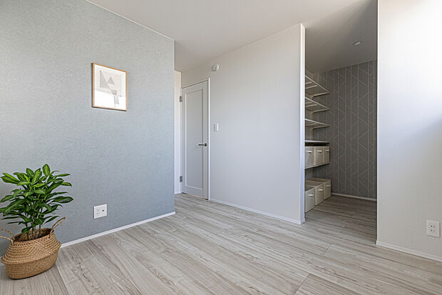 【洋室1】主寝室同様にWICを備えている珍しい仕様です。おしゃれ好きな家族の個室。または家族全員のための共用スぺースとしても大活躍間違いなし