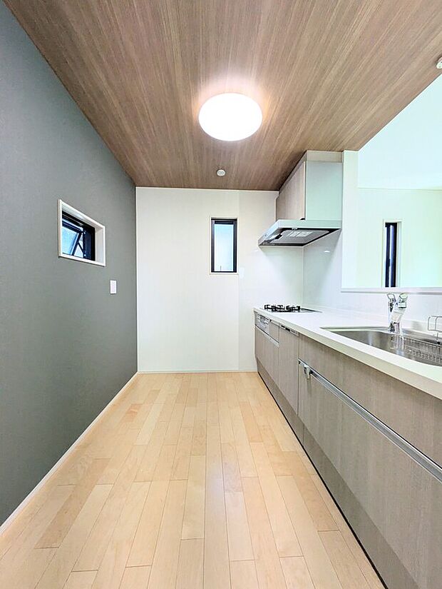 【キッチン】対面カウンターキッチン。食器洗い乾燥機、浄水器一体型シャワー水栓。収納はスライド式でソフトクロージング機能付き。