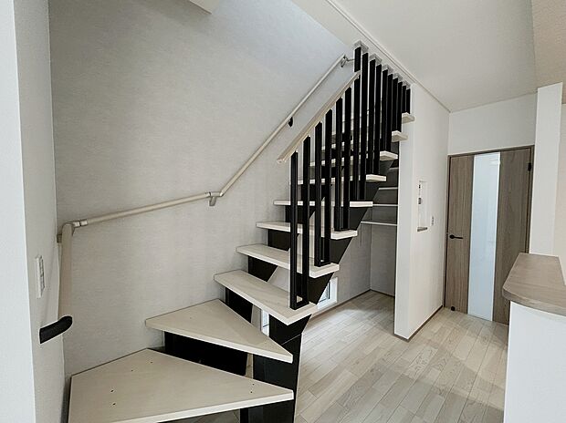 【スケルトンリビング階段】スタイリッシュでリビングがおしゃれな空間になります。