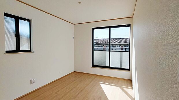 周辺は落ち着いた住宅街となっており、交通量も少なく自然も多く子育てにも適した住環境!