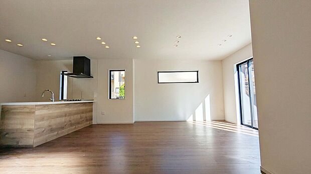 【リビング】たくさん窓があって明るいLDK！家族団らんの時間をお過ごしいただけます！