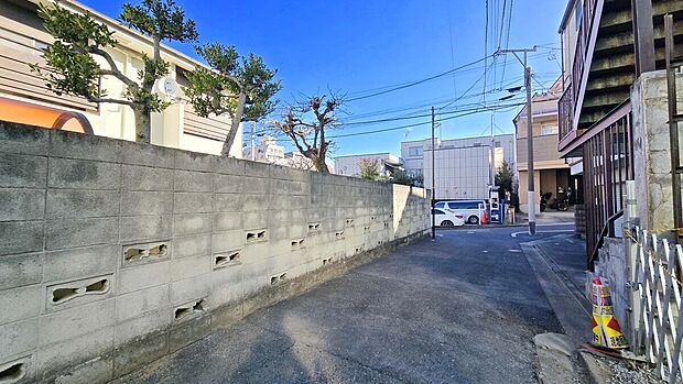 【前面道路】徒歩10分圏内にスーパーやコンビニ、ホームセンターやドラッグストアなどの商業施設が揃うお買い物に便利な立地！