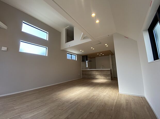 【リビング】大容量のロフトや納戸、リネン室など嬉しい収納スペースが豊富な間取りプラン!