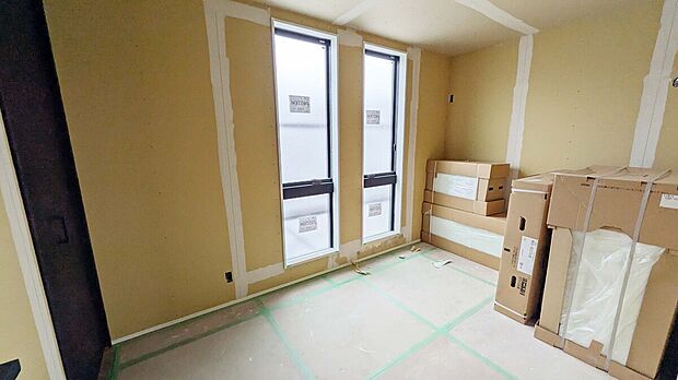 【室内写真】窓から差し込む光が心地いい洋室！（現地：2026年３月撮影）