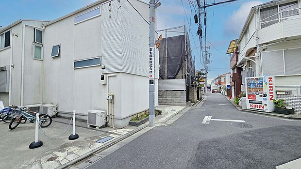 【前面道路】前面道路は交通量も少なく安心!