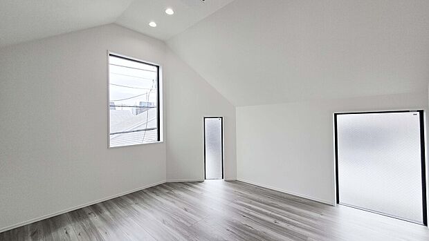 【ベッドルーム】窓がたくさんあって明るいベッドルーム!