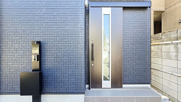 【玄関】安心のTVモニター付きインターホン！