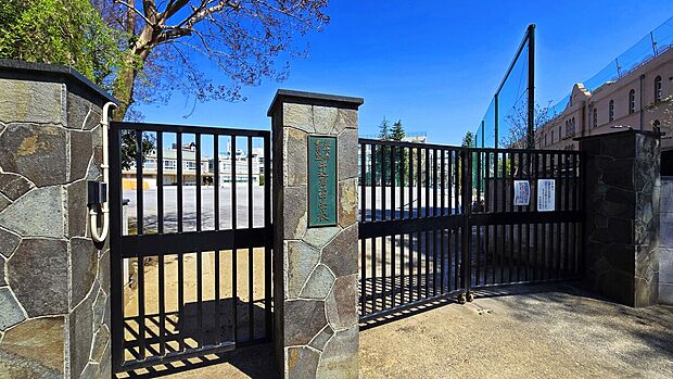 新宿区立牛込第二中学校（約348m）