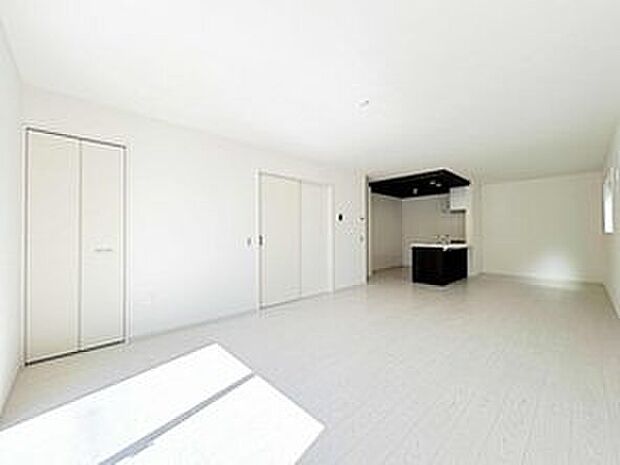 1号棟
大切なご家族が集まるからこそLDKはこだわりたい!休日はおひさまの光をたっぷりと取りこめるリビングでゆったりと過ごしませんか?子供たちが元気に笑いながら走り回っても十分な広さの空間です。