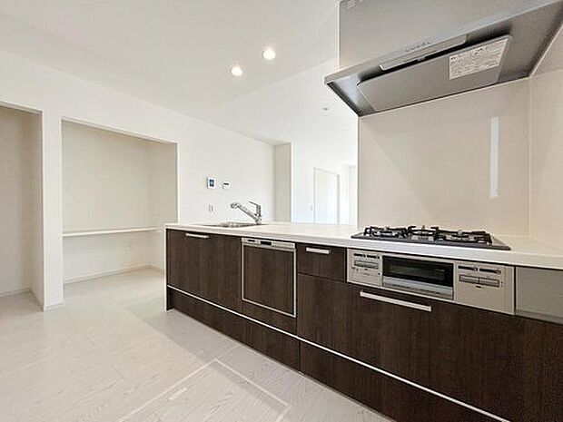 収納力豊富なシステムキッチン。大型スライド収納付きで、すっきり片付けやすいキッチンです。
床下収納もついてたっぷり収納できます♪