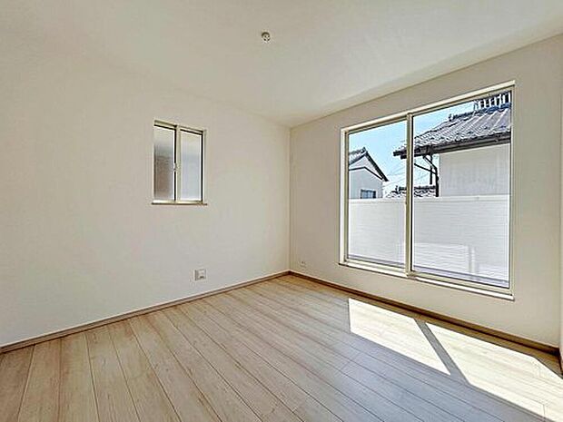 B号棟
大きな窓から入る通風・採光で、心地よい光と風があふれています。 新築戸建でなければ体感できないひとときをご体感頂ける筈です。