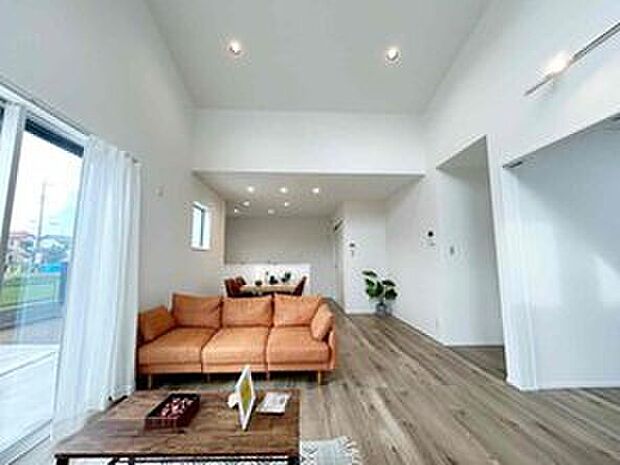 広々とした居住空間は日々の暮らしを彩り、心のやすらぎと満足感を与えてくれます。通風と採光を考慮した設計は子供たちはのびのび育ち、家族でくつろぎと団らんを生み出します。