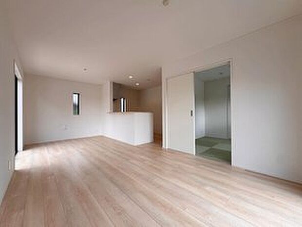 4号棟
大切なご家族が集まるからこそLDKはこだわりたい!休日はおひさまの光をたっぷりと取りこめるリビングでゆったりと過ごしませんか?子供たちが元気に笑いながら走り回っても十分な広さの空間です。