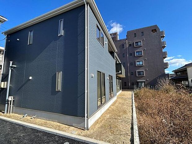 ３号棟
お庭がございます♪
小さなお子様の遊び場や、ガーデニング・家庭菜園などお好みにお楽しみいただけます♪　